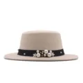 Damen beige flacher Wollfilz Fedora Hut mit schwarzem Band und edler Perlen Dekoration. - Beige