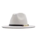 Eleganter weißer Wollfilzhut für Damen mit schwarzem Gürtel und goldener Kette, flache Krempe. - M (56-58cm) / Weiß