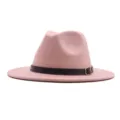 Rosa Filzhut Fedora mit braunem Lederriemen und Schnalle für stilvolle Outfits. - Altrosa