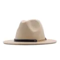 Beiger Filz Fedora Hut für Damen mit schwarzem Lederriemen und schicker goldener Kettenschnalle. - M (56-58cm) / Beige