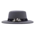 Grauer Wollfilz Flachkopf Fedora Hut mit schwarzem Band, Perlen und floralen Verzierungen. - Kinder 54cm / Grau