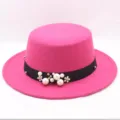 Rosa flacher Wollfilzhut Damen Fedora Hut mit schwarzem Band und Perlen Dekoration. - Fuchsia