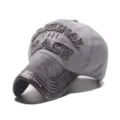 Casquette de baseball en denim lavé vintage avec broderie et visière en cuir contrastée. - Réglable / Bleu Lavé Déchiré Vintage (8)