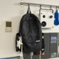 Zaino nero con stampa di stelle per viaggi quotidiani, leggero e con tasca frontale. - Nero + Pentagramma a Pois