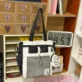 Bolso de hombro de lona de lunares en blanco y negro con bolsillo de malla transparente y colgante. - Bolso Bandolera Individual Negro