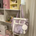 Bonito bolso ita transparente japonés de gran capacidad con bolsillo frontal de malla - Bolso de Hombro Morado Con 2 Colgantes