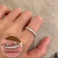 Anillo abierto de plata con textura cepillada y circonita brillante, elegante y chic. - Anillo de Pavé Delgado Plateado Cepillado (JZ7888-1)