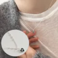 Minimalistische silberne Herz Halskette mit schwarzem Schleifen Anhänger für Damen. - Schwarze Herz Schleife Anhänger Halskette (XL2044)