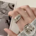 Anillo de plata grueso con letras en relieve, banda abierta ajustable, joya minimalista elegante. - Abierto Ajustable / Estilo Plata JZ7852