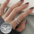 Anillo abierto de nudo geométrico plateado para mujer, diseño de nicho elegante joya versátil. - Abierto Ajustable / Estilo de Nudo de Cuerda Geométrica Cruzada de Doble Línea (JZ7840)