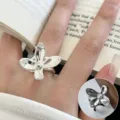 Anillo abierto de mariposa 3D plateado para mujer, joyería de diseño de nicho elegante y chic. - Abierto Ajustable / Estilo Abierto de Mariposa 3D (JZ5507)