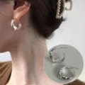 Silberne unregelmäßige geometrische Ohrringe für Damen, moderne stilvolle Metall-Ohrringe. - Unregelmäßiger Stromlinienförmiger Offener Schleifenstil (ED1325-1)