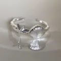 Silberfarbener Seestern Muschel Ring im Küstenstil Detailbild für das tägliche Outfit. - Offen Verstelbar / Seestern und Muschel Stil (JZ5486)