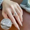 Koreanischer unregelmässiger offener Silberring mit süssem Perlenanhänger und Buchstaben. - Hohl Gravierter Cup Ring Mit Hängender Perle Stil (JZ7412)