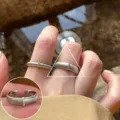 Elegante anillo de plata abierto minimalista con acabado cepillado texturizado y piedras. - Anillo de Pavé Ancho Plateado Cepillado (JZ7887-1)