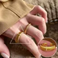 Elegante anillo abierto de oro con diseño de alambre texturizado y banda central de cristal. - Anillos anchos de oro cepillado con pavé de diamantes