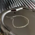 Vue détaillée du bracelet de chaîne géométrique argenté avec fermoir, style tendance. - Bracelet (SL3701)