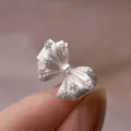 Detalle de primer plano de un bonito anillo de lazo con acabado esmerilado y piedras. - Abierto Ajustable / Estilo de Nudo de Lazo Cepillado Mate Tridimensional (JZ5215)