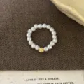 Bague de perles douce avec accent en métal doré bijoux de mode élastiques pour femmes quotidien - Taille unique / Style Perle à Perle Dorée Unique (JZ7636)