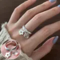 Süßer Luxus Gardenie Blumen offener Ring, exquisite elegante Damen Schmuck für Finger - Gardenie Mit Klarem Künstlichen Kristall Perlen Anhänger Offener Ring Stil (JZ7730)