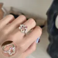 Süßer Luxus Gardenien Ring für Damen, edler offener Silberring mit rosafarbenem Zirkonia Stein. - Gardenie Hohle Eingelegte Rosa Edelstein Ring Stil (JZ5029)