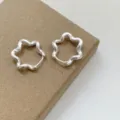 Orecchini a cerchio con fiore ondulato argento, gioielli geometrici minimalisti ed eleganti. - Cerchi a Fiore a Trama Ondulata Argentati (ED2547)