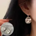 Pendientes de aro de metal plateado irregular minimalista para mujer, diseño elegante. - Aros Redondos de Gota de Agua Irregulares (ED2383)