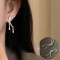Orecchini con napphe e nodo in corda argentata, variante gioielli stile ins moda. - Orecchini a Nappa con Nodo Intrecciato Argentati (ED2551)