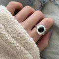 Anillo negro apilado dulce y fresco para mujer, diseño abierto de tendencia ajustable para uso diario. - Anillo con Textura de Piedra Negra Ovalada (JZ5136)