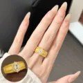 Anillo abierto dorado texturizado de lujo con racimo de cristal brillante, joya elegante. - Anillo de Piedra Clara Cepillado Dorado (JZ7822-1)