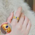 Elegante anillo dorado con piedra ovalada azul y brillantes estrases, anillo abierto de moda. - Anillo de Piedra Azul Cepillado Dorado (JZ7822-4)