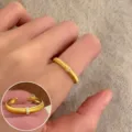 Anillo abierto texturizado dorado elegante para mujer, joyería de dedo minimalista y elegante. - Anillo de Pavé Delgado Dorado Cepillado (JZ7888-2)