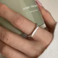 Primer plano de un anillo de cuentas plateado minimalista con una elegante cápsula geométrica. - Abierto Ajustable / Estilo de Gota de Cuentas (JZ7207)
