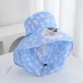 Vue détaillée du chapeau de soleil bleu à motif de nœuds avec ventilateur solaire intégré. - Solaire + Rechargeable 600MA / Bleu ciel