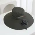 Vue détaillée du chapeau de soleil vert foncé avec ventilateur solaire et large bord. - Chapeau Unique (Sans Ventilateur) / Vert Militaire