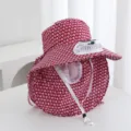 Vue détaillée du chapeau de soleil à ventilateur solaire avec motif floral et filet de protection. - Solaire + Rechargeable 600MA / Bordeaux