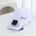 Vue détaillée du mini ventilateur de refroidissement solaire fixé sur la visière du chapeau. - Solaire + Rechargeable 600MA / Blanc