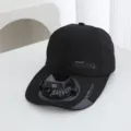 Gros plan sur casquette de protection solaire d'été avec mini ventilateur rechargeable USB intégré. - Noir