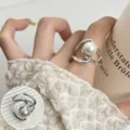 Eleganter unregelmäßiger offener Silberring mit Perle, stilvoller Modeschmuck für Damen. - Unregelmäßige Verflochtene Linien Einzelne Künstliche Perle Offener Ring Stil (JZ7967)