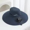Vue détaillée du chapeau de soleil bleu foncé à large bord avec ventilateur solaire intégré. - Solaire + Rechargeable 600MA / Bleu marine