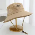 Detailansicht des khaki Outdoor-Wander-Fischerhuts mit atmungsaktivem Mesh und Kinnriemen. - Einheitsgröße / Khaki