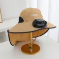 Gros plan sur le module de ventilateur solaire intégré sur le chapeau de soleil à large bord. - Solaire + Rechargeable 600MA / Khaki Foncé