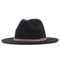 Nahaufnahme des schwarzen Fedora-Hutes, die den eleganten rosafarbenen Ledergürtel und Schnalle zeigt. - Erwachsene (56-58cm) / Schwarz (Rosa Gürtel)