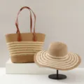 Bolso de paja y sombrero de sol set, vacaciones de verano bolso tejido elegante marrón. - Juego de Sombrero & Bolso / Caqui Caqui Raya