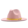 Rosa Wollfilz Fedora Hut Detailansicht mit gelbem Ledergürtel und edler Metallschnalle. - Leather powder (Yellow Belt) / Erwachsene (56-58cm)