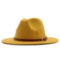 Nahaufnahme des eleganten gelben Wollfilzhuts mit braunem Ledergürtel und edler Metallschnalle. - Yellow (Brown Belt) / Erwachsene (56-58cm)