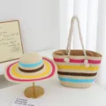 Vue détaillée d'un chapeau de paille d'été et d'un sac cabas assorti à rayures colorées. - Chapeau + Sac (Ensemble de 2) / Rose Éclatant Rayé