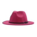 Nahaufnahme des magentafarbenen Wollfilz-Fedora-Hutes mit schwarzem Band und Metallschnalle. - Fuchsia