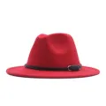 Roter Wollfilz Fedora Hut mit schwarzem Gürtel und Metallschnalle stilvolles Retro Design Detail - Erwachsene 56-58cm / Rot