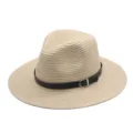Gros plan détail du chapeau de paille beige avec une élégante ceinture en cuir PU noir et boucle. - M (56-58cm) / Beige